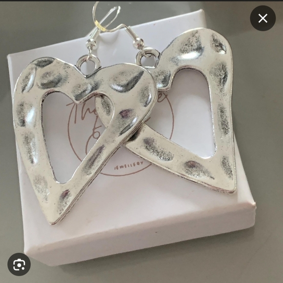 🎀$5 Silver Heart Earrings - Picture 5 of 5